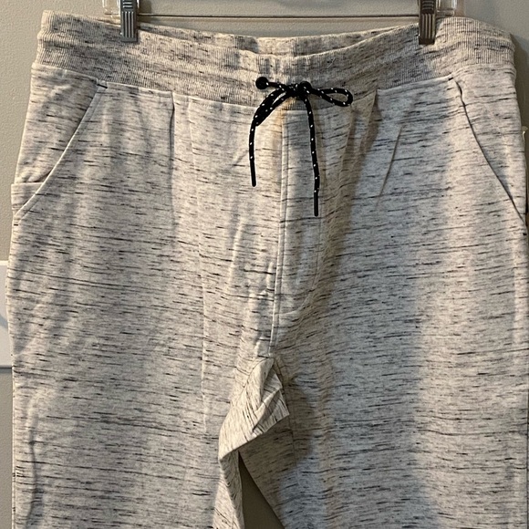 Rebel Canyon jogger in white / black heather size XL. Pockets w/ tapered legs - Picture 2 of 5